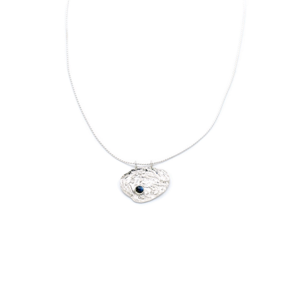 Handcrafted silver Nerine necklace by Atelier Objectora with an organic, water-inspired texture, featuring a labradorite stone, elegant and unique.

Ručne vyrobený strieborný náhrdelník Nerine od Atelier Objectora s organickým dizajnom inšpirovaným vodou, osadený labradoritom, elegantný a jedinečný