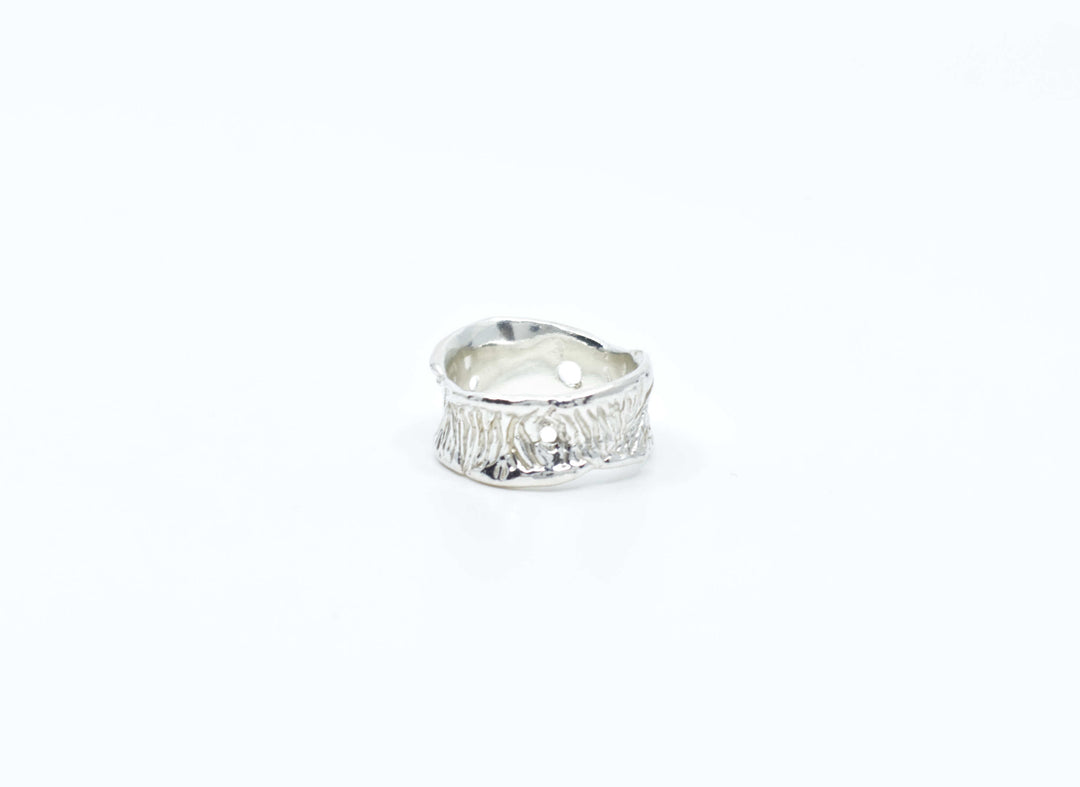 Handcrafted silver Ceto massive unisex ring by Atelier Objectora with a bold, organic design

Ručne vyrobený strieborný masívny unisex prsteň Ceto od Atelier Objectora s výrazným, organickým dizajnom