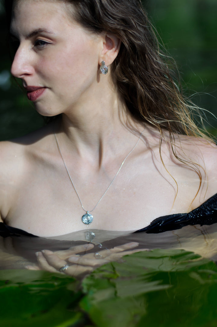 Handcrafted silver Ceto earrings by Atelier Objectora with an organic, fluid design, minimalist and striking
Ručne vyrobené strieborné náušnice Ceto od Atelier Objectora s organickým, plynulým dizajnom, minimalistické a výrazné