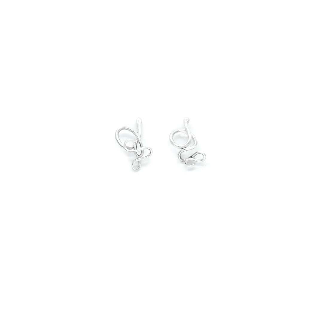 Handcrafted silver Serpent earrings by Atelier Objectora with an organic, snake inspired design, symbolizing wisdom, transformation, and mystery.

Ručne vyrobené strieborné náušnice Serpent od Atelier Objectora s organickým dizajnom inšpirovaným hadom, symbolizujúcim múdrosť, premenu a tajomstvo.