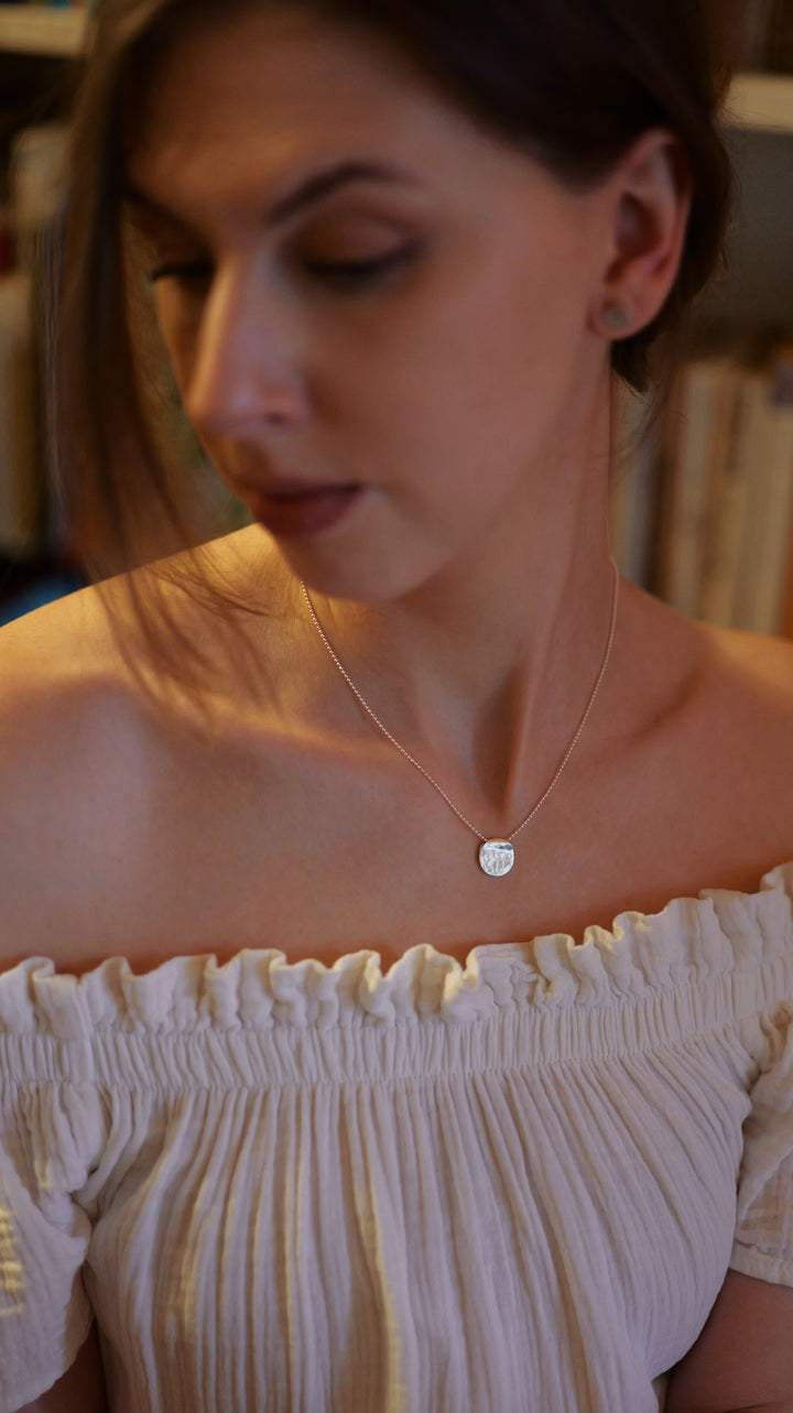 Handcrafted silver Minimal Medallion necklace by Atelier Objectora with a simple, timeless design, perfect for daily wear or layering with other pieces.

Ručne vyrobený strieborný minimalistický medailónový náhrdelník od Atelier Objectora s jednoduchým, nadčasovým dizajnom, ideálny na každodenné nosenie alebo vrstvenie s ďalšími šperkami.